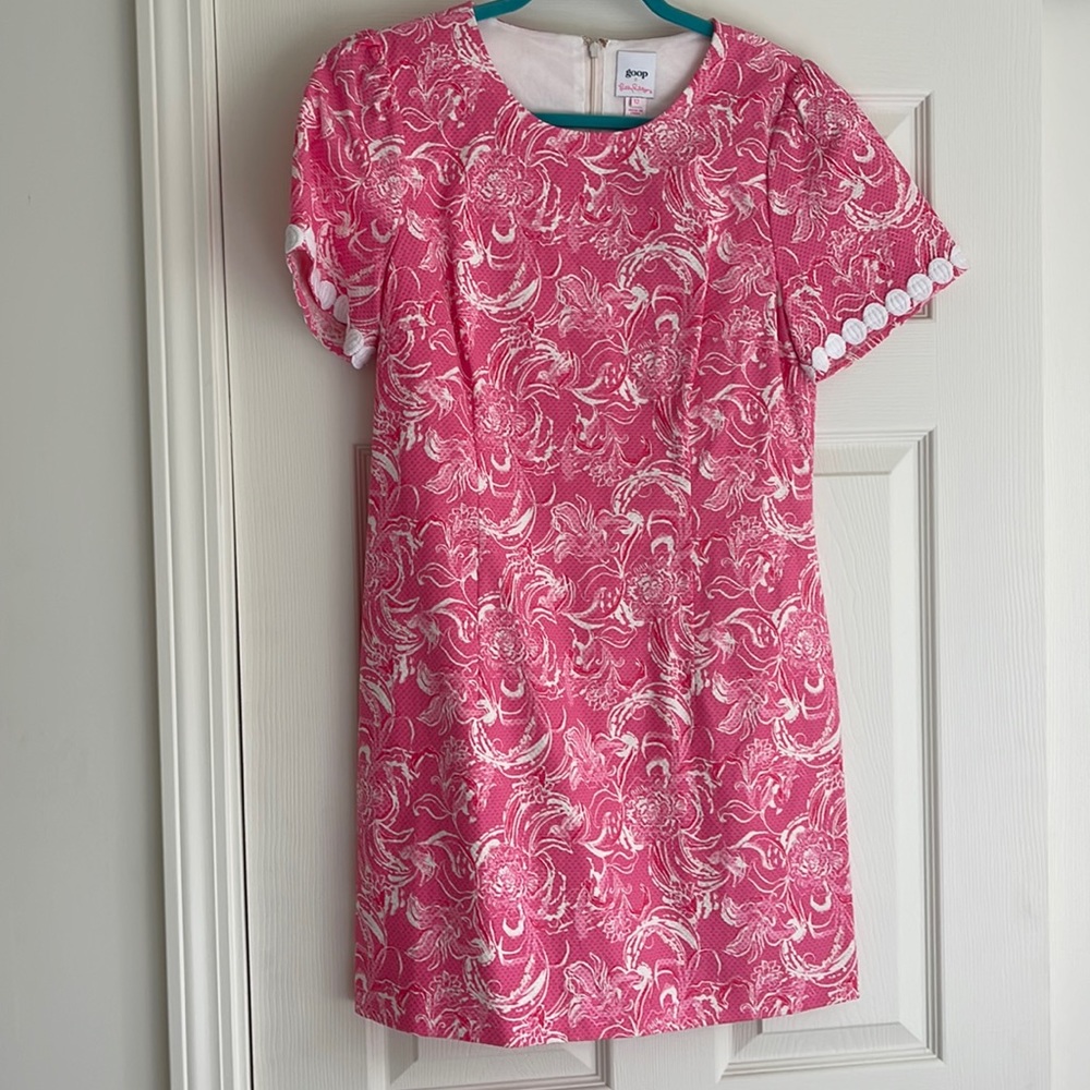 Goop x Lilly Pulitzer Gywneth Stretch Shift Dress in Hotty Pink Kiss Kiss